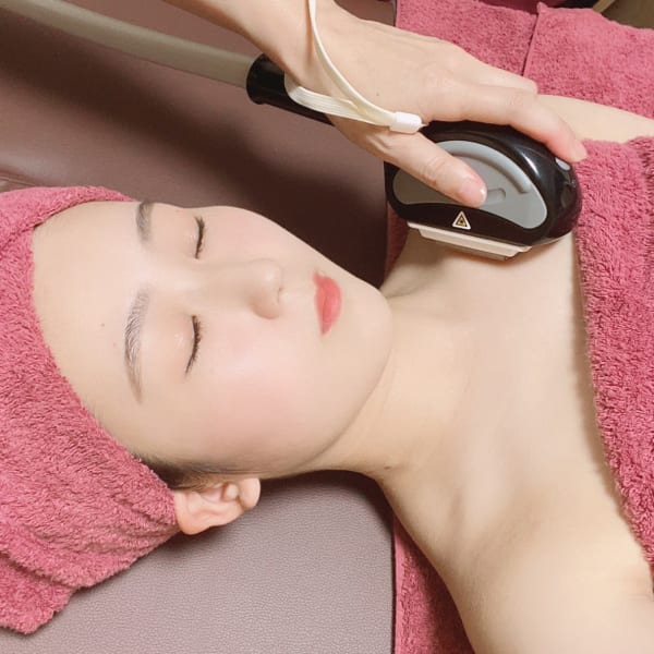 【スペシャルフェイシャルリンパケア・デコルテ コース】ツヤ・潤いたっぷりのツルンとしたモチ肌が実現★|脱毛・フェイシャルサロン MIYABI