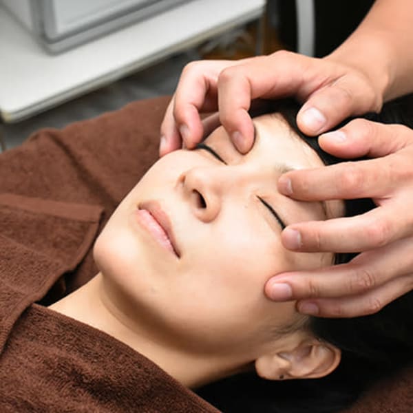 ドライヘッドスパで疲れを癒し、小顔にも◎|ドライヘッドスパ 専門店 天使の眠りソマンジュ