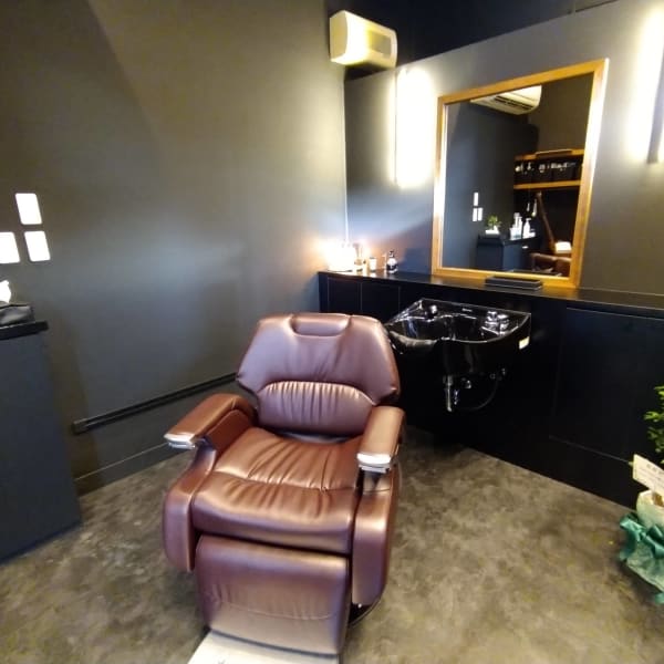 上質すぎるこだわりの寛ぎ空間。まるで異空世界での体験。|The BARBER High Grooming