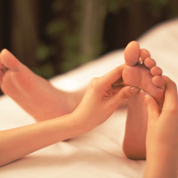 スッキリとしたラインの美しい脚に導きます♪♪|Queensway LUX東京ミッドタウン八重洲店