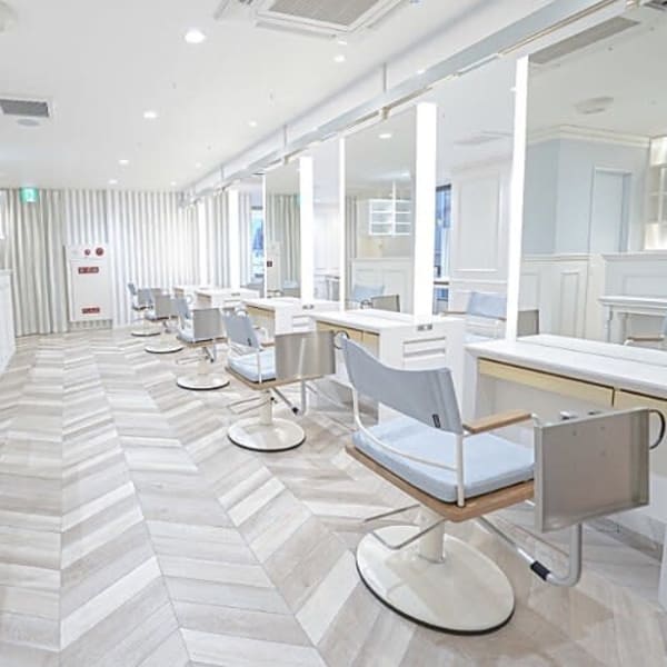 カフェのようにおしゃれで広々とした店内から道頓堀の橋近辺が見渡せます|NYNY なんば道頓堀店