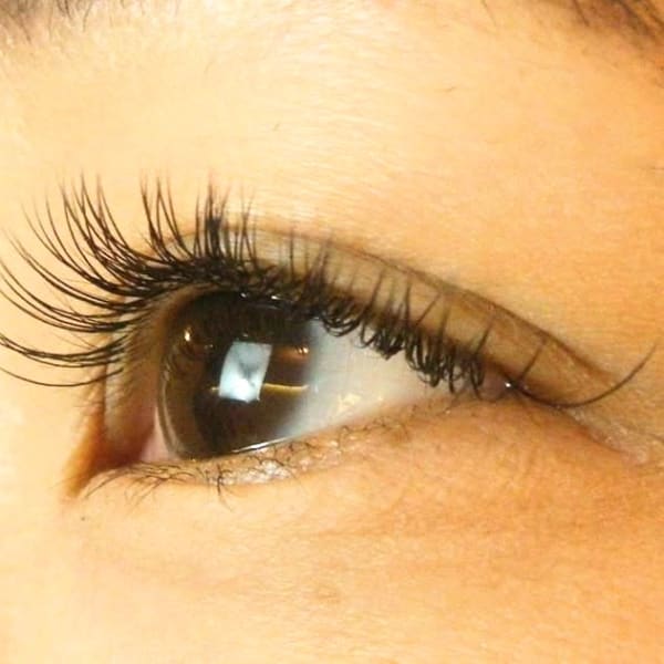 大人気◎【フラットラッシュ×ボリュームラッシュMIX】華やかさUPでフサフサのまつげに☆|まつげエクステサロン TIARA