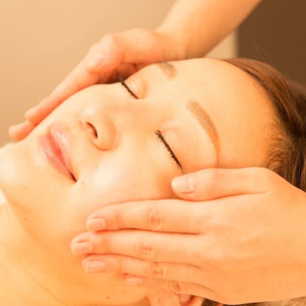 肌に潤い補給で透き通るうるツヤ肌へ!毛穴のお悩みにもオススメ!人気のフェイシャル美白エステ|プレステージ 川崎店