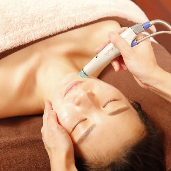 【ハイドラ毛穴集中ケア全顔照射】至近距離でもキレイなお肌に！毛穴の開き・くすみ・凸凹肌もおまかせ！|QUALIA NA9US.