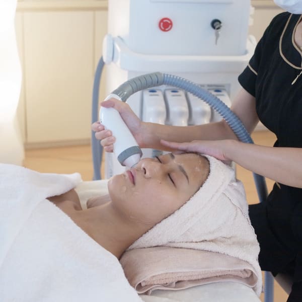 小顔フェイシャル【リフトアップ/ほうれい線/たるみケア】|Vi Schoen