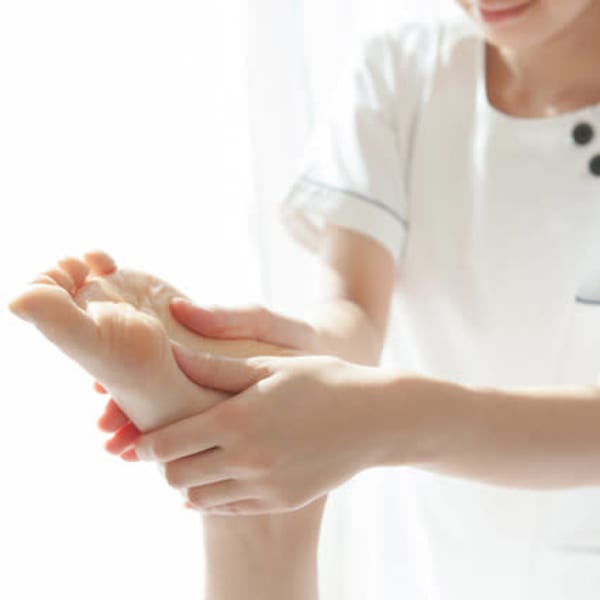 【リフレクソロジー】疲れた足裏からふくらはぎまでクリームをつけて流します!|王整体院 三ノ輪店