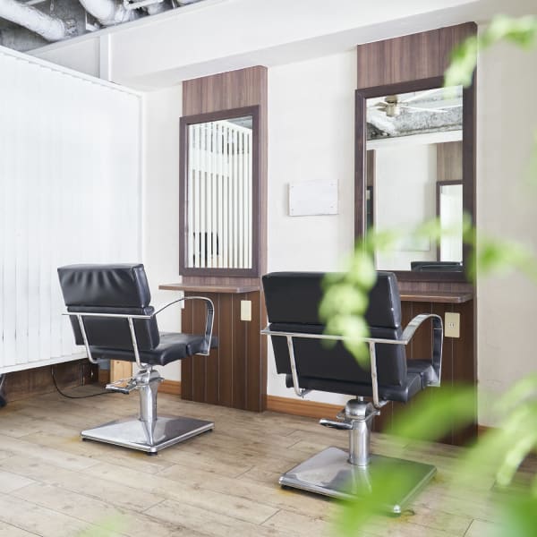 ≪池袋駅徒歩10秒×メンズ専門≫ウッド調の落ち着いた空間でマンツーマン施術[池袋/メンズ/眉カット]|メンズサロン IVY 池袋