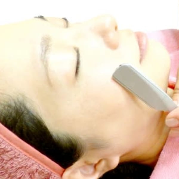 好評♪♪【小顔エステシェービング】熟練の手わざ&こだわりコスメで施す小顔マッサージ★|理容室・美容室アムール