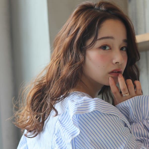 媚びないフェミ二ティを醸し出す。シンプルとモードが共存する大人のウェーブスタイル。|nico