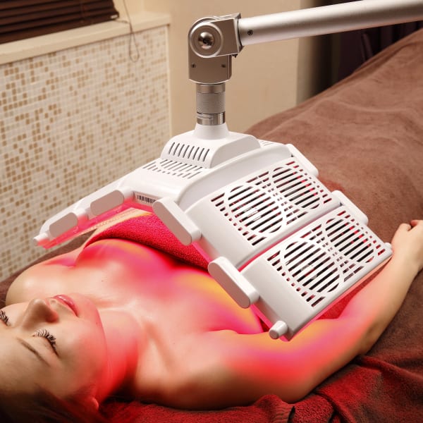 【人気No.2】結果重視解剖学に基づく育乳マッサージケケア+バストアップPDT照射プレミアムコース|QUALIA NA9US.