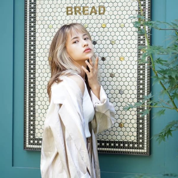 *ツヤ感がたまらない*ほわっと光に透けるシアーカラー♪周りとちょっと違う《number》だけの派手カ|N° 秋田