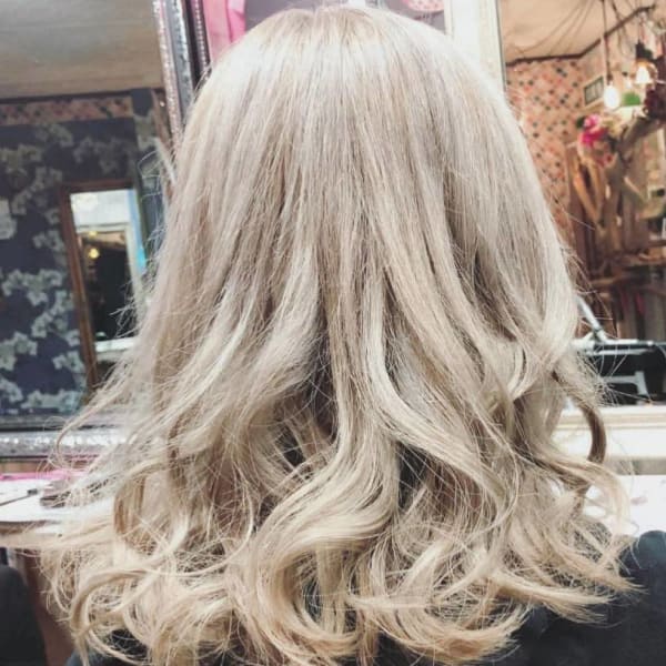 シールエクステや編み込みエクステンションでロングヘアーやメッシュヘアーになりましょう。100%人毛|ROCO Market extensions 亀戸店