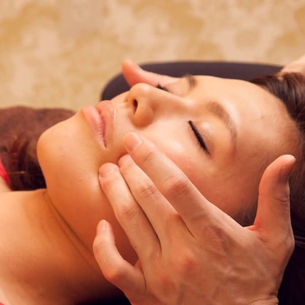 大人気★【持続する小顔調整】 表情筋引き締め 顎関節の調整 で左右差の無い美しい小顔|ヴィオーデ美容整体サロン 横浜店