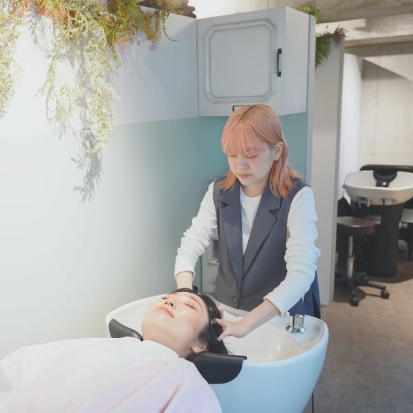 シャンプーやヘッドスパ 個室のシャンプー台でゆったりできます|TONUKOA RUA