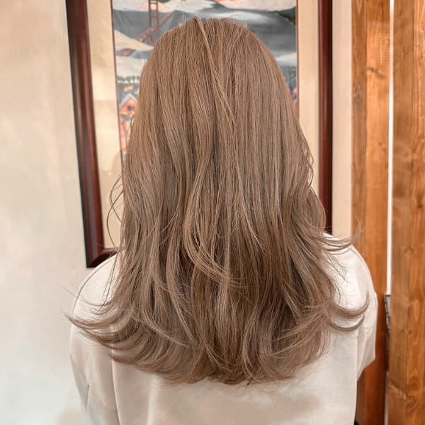 【外国人風】レイヤーカットと艶感・透明感のある髪色で思わず自慢したくなるヘアに！|ROUIS produced by LUCK