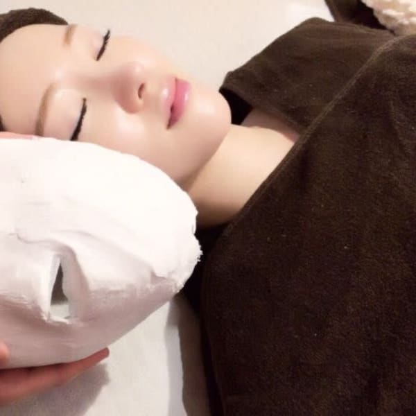 《小顔コルギ》タルんだ顔もムクんだ顔もしっかり流して、骨格からキュッと引き締まった小顔に導きます♪|リラックスイン