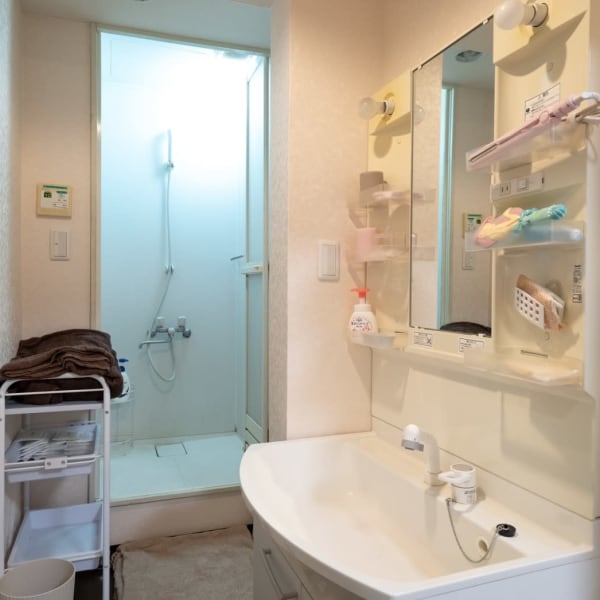 どの季節にも嬉しいシャワー室完備！！お帰りの際にもオイルが気になりません！|ミモザ新宿【腸活・整体・小顔ヘッドスパ ・アロマリンパマッサージ】