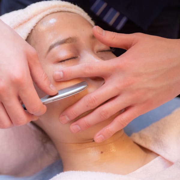 理容師にしかできない剃刀を使用したエステ・シェービング|ヘアサロン大野 iki 堂島店