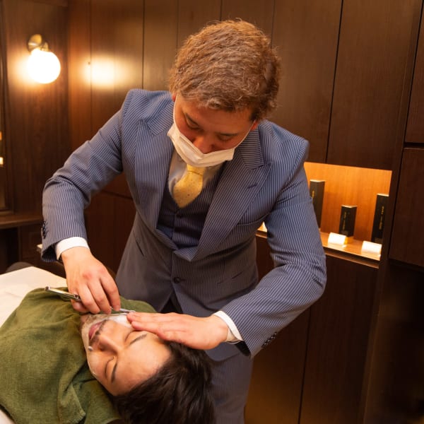 理容師にしかできない剃刀を使用したエステ|ヘアサロン大野 iki 堂島店
