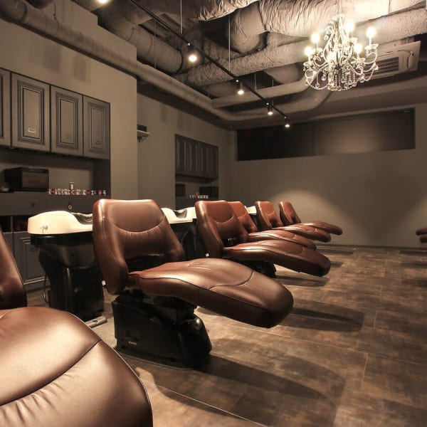 ヘッドスパはフルフラットのシャンプーベッドでごゆっくり。トーンダウンされた照明とBGMで究極の癒しを|LaBless梅田茶屋町《髪質改善/ヘッドスパ/メンズ歓迎》