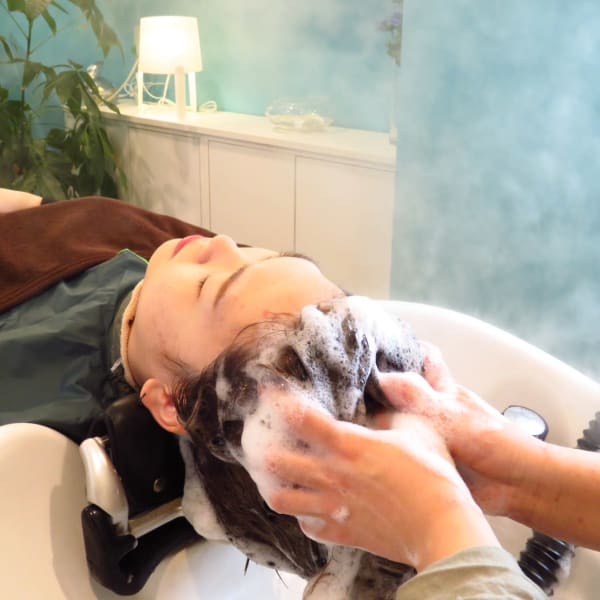 "かけ流し×浸け込み"が誘う5分間の極上リラックス『頭浸浴』が新登場！個室スパブースで癒しのひと時を|@RICH