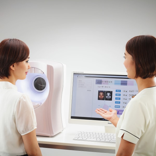 肌解析機でお客様の詳細な肌年齢を導き出し、自分では気づけないお肌の状態をチェックします|彩さ美岡山店