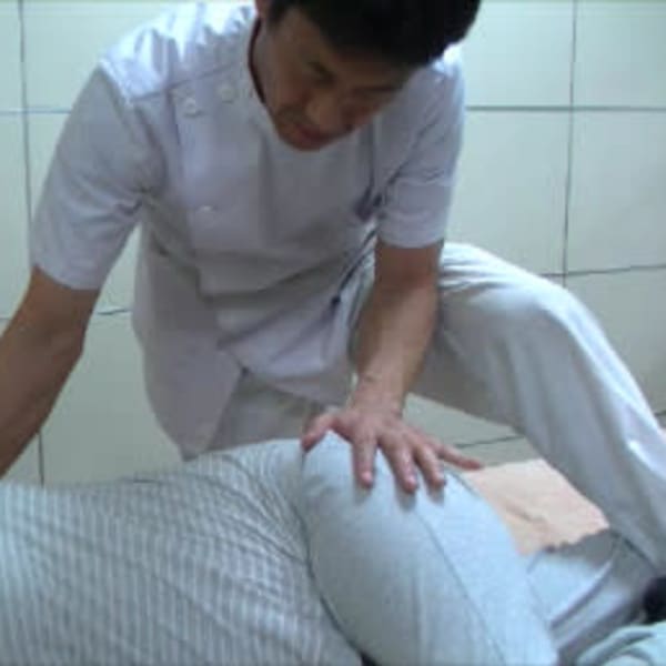 肩甲骨は足元から。力に頼らない姿勢作りを実現。|前島式ヨガ・アーユルヴェーダ院