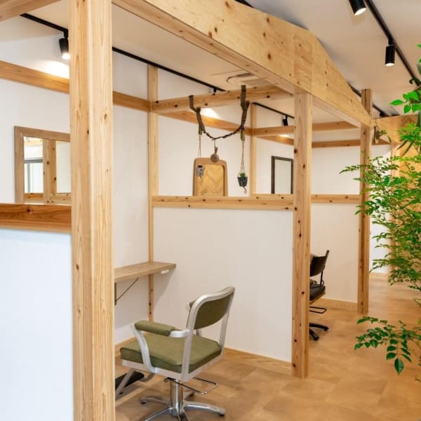 半個室のお席で周りをきにせずゆったりとすごせます☆|tipi hair salon 香椎・千早