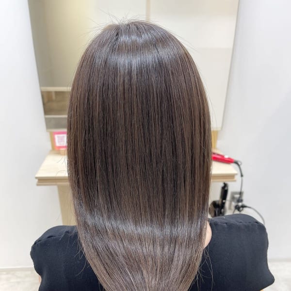 艶と潤いのあるダメージレスなストレート。柔らかく自然な美髪へ|tocca hair&treatment 博多駅 博多口店