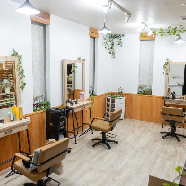 落ち着いた店内の少人数サロンです♪|猫と三日月