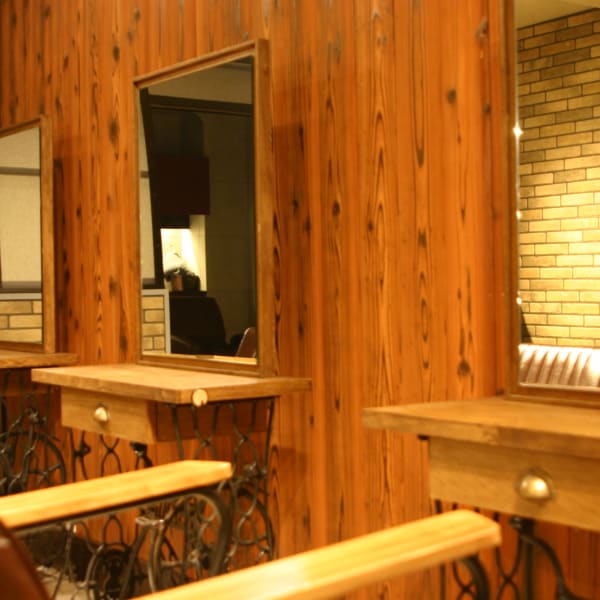 木目調の温かみのある店内でゆっくりとお過ごしください|P.s←B