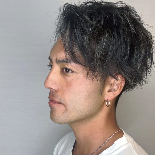 メンズパーマで大人の魅力を引き出し、洗練されたクールなイメチェンを楽しみましょう！|Laraca