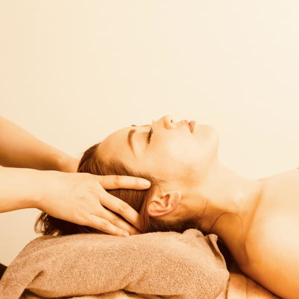 【深い眠りへ導く】知らない間に眠ってしまう痛気持ち良さ！頭のツボを刺激し、目覚めはスッキリ爽快！|温活サロンChiara