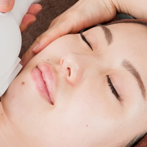 《シミ・しわ・くすみ・たるみ改善》最新光フェイシャルで年齢肌改善　初回約90分￥7,200|[毛穴/シミ改善・脱毛・小顔フェイシャル]ファインプラス