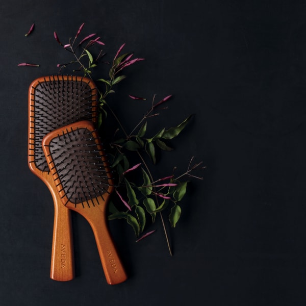 AVEDAで大人気【パドルブラシ】サロンで体験してみませんか?|クロードモネ H2O・AVEDA 渋谷ヒカリエshinQs店