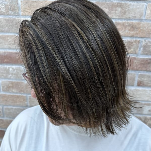 お白髪を隠す時代は終わり?!オシャレに楽しめる白髪ぼかし|NYNY 姫路広畑店