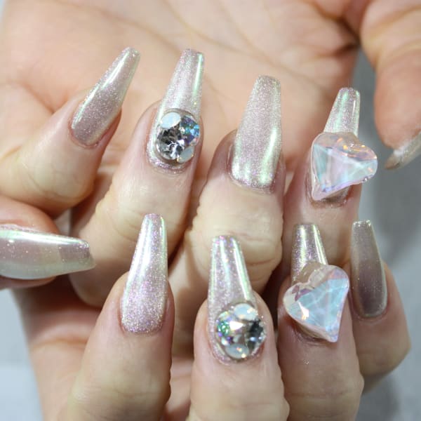 アートやり放題、パーツ・スワロつけ放題コースあり♪|nail & eyelash Famille 池袋東口店