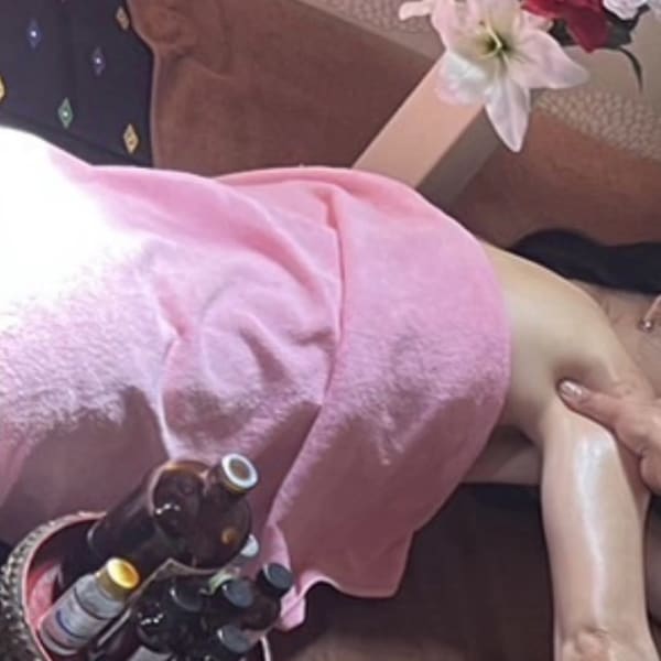 タイリラクゼーションマッサージです。穏やかなマッサージが血の流れを良くし、新陳代謝を改善します。|タイ古式マッサージ ミン ロッブリー