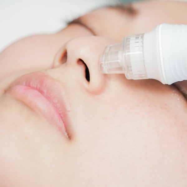 イチゴ鼻におさらば！ハイドラピーリング！水流の力で毛穴の汚れを一気に落とす|【痩身小顔専門サロン】 DR.VISEA 恵比寿店