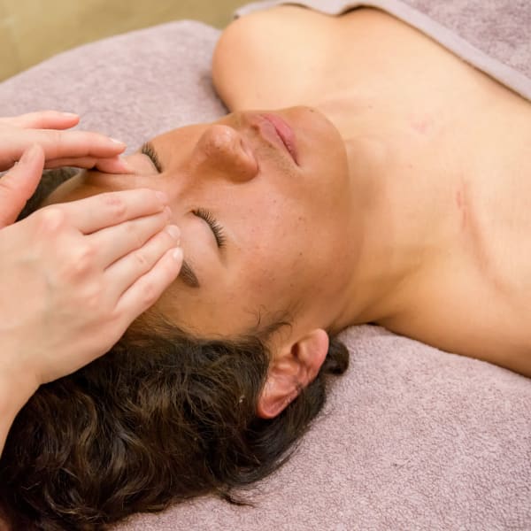 頭の疲れ・目の疲れ・首の疲れに、ドライヘッドマッサージが良く効きます|トータルメンズエステ KING