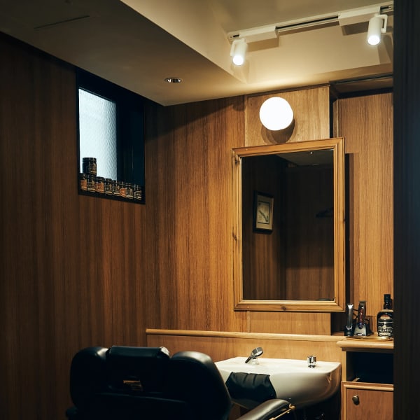 くつろぎの半個室空間★3席だけの落ち着いた店内◎|DAU BARBER SHOP 表参道