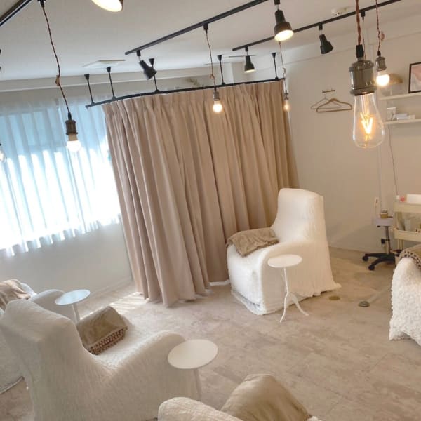 白を基調とした落ち着いた空間♪|est-r. 福岡博多筑紫口本店