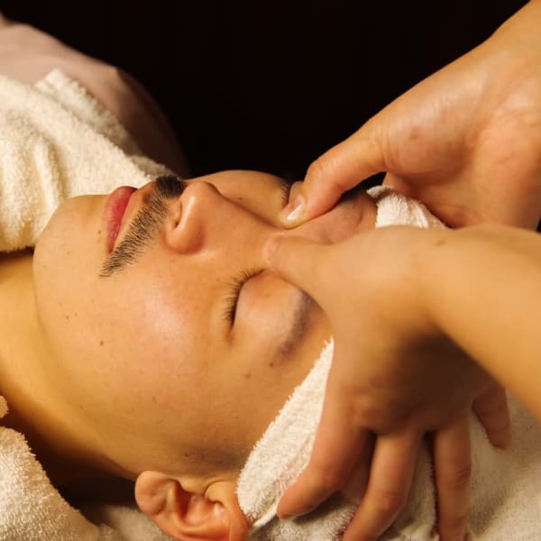 [小顔効果] メンズでは珍しい痛気持ちいいフェイシャルマッサージ　|ヒロ銀座 BARBER SHOP 新宿店