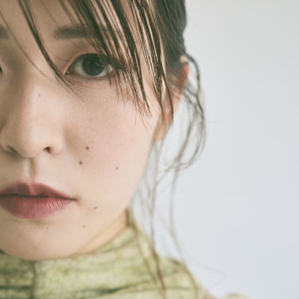 顔まわりにさりげない後毛で小顔効果◎流行の暗髪でも軽やかな印象にー。|YUCCA elua 武庫之荘南口