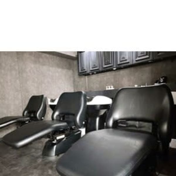 リラックスできるシャンプー台|CLALA 博多駅前