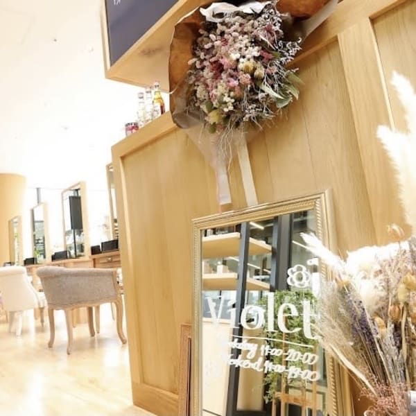 専門店から取寄せたこだわりの自家焙煎珈琲が大人気！月替わりオリジナルドリンクや期間限定メニューも？！|Violet 横浜店