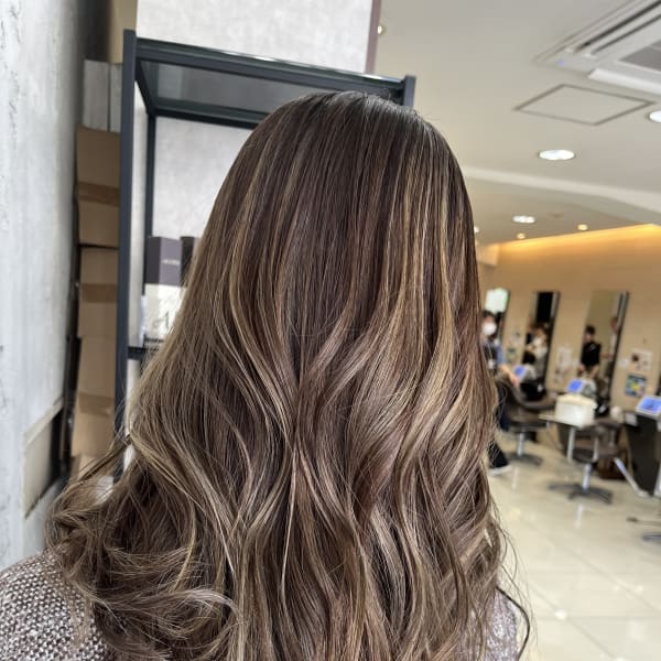 デザインカラーの定番☆ハイライトカラー☆海外スタイル、外国人風カラー|prize 池袋【プライズ】池袋西口店