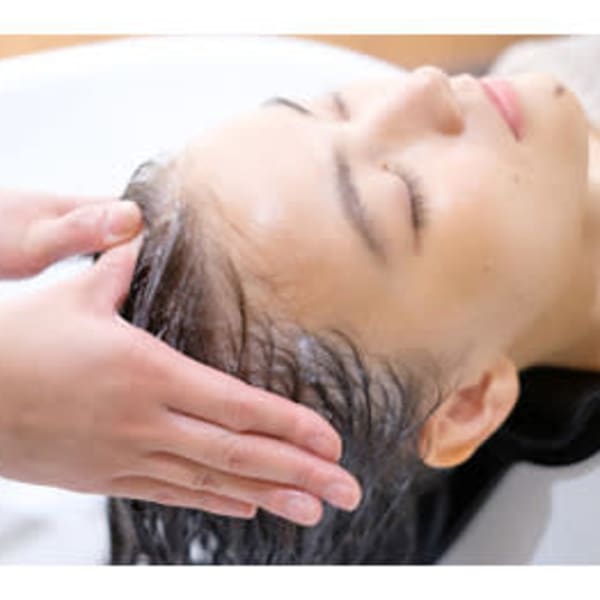 頭皮のマッサージで更に血行促進・育毛促進の効果UP！選べるトリートメント＆お耳のマッサージ選択可|katachi byAnge 長町南店