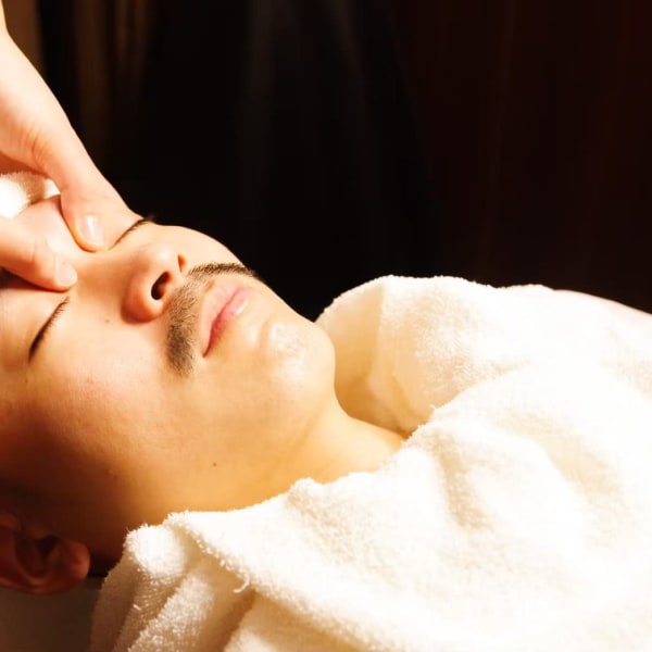 [小顔効果] メンズでは珍しい痛気持ちいいフェイシャルマッサージ　|HIROGINZA東京駅八重洲口店