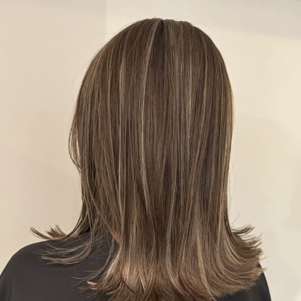 うるツヤになれる厳選トリートメントが自慢のサロン|+ONE